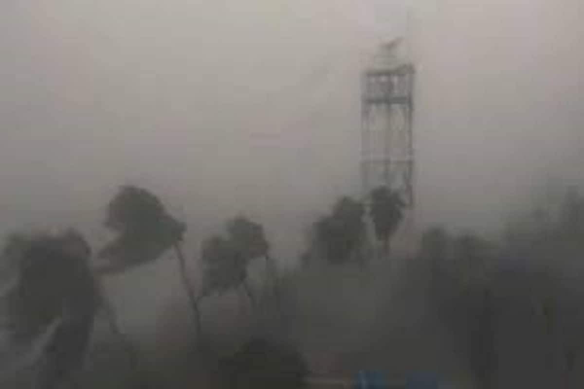 উত্তর-পূর্ব আরব সাগর মহারাষ্ট্র তথা গুজরাতের উপকূলীয় এলাকায় ঘণ্টায় ৬৫ কিমি বেগে ঝড় বইবে বলেই আশঙ্কা করা হচ্ছে ৷ প্রতীকী ছবি ৷ উত্তর-পূর্ব আরব সাগর মহারাষ্ট্র তথা গুজরাতের উপকূলীয় এলাকায় ঘণ্টায় ৬৫ কিমি বেগে ঝড় বইবে বলেই আশঙ্কা করা হচ্ছে ৷ প্রতীকী ছবি ৷