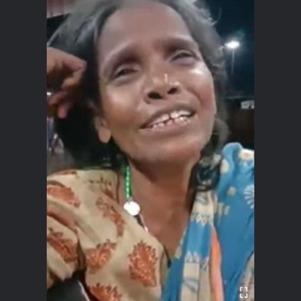 সামান্য বিখ্যাত হতেই নিজেকে কেউকেটা ভাবতে শুরু করেন রাণু ৷ অবশেষে ফিরতে হল সেই স্টেশন চত্বরেই ৷ জীবন চালাতে হচ্ছে আবার আগের মতো মানুষের দয়া-দাক্ষিণ্যে ৷ File Photo