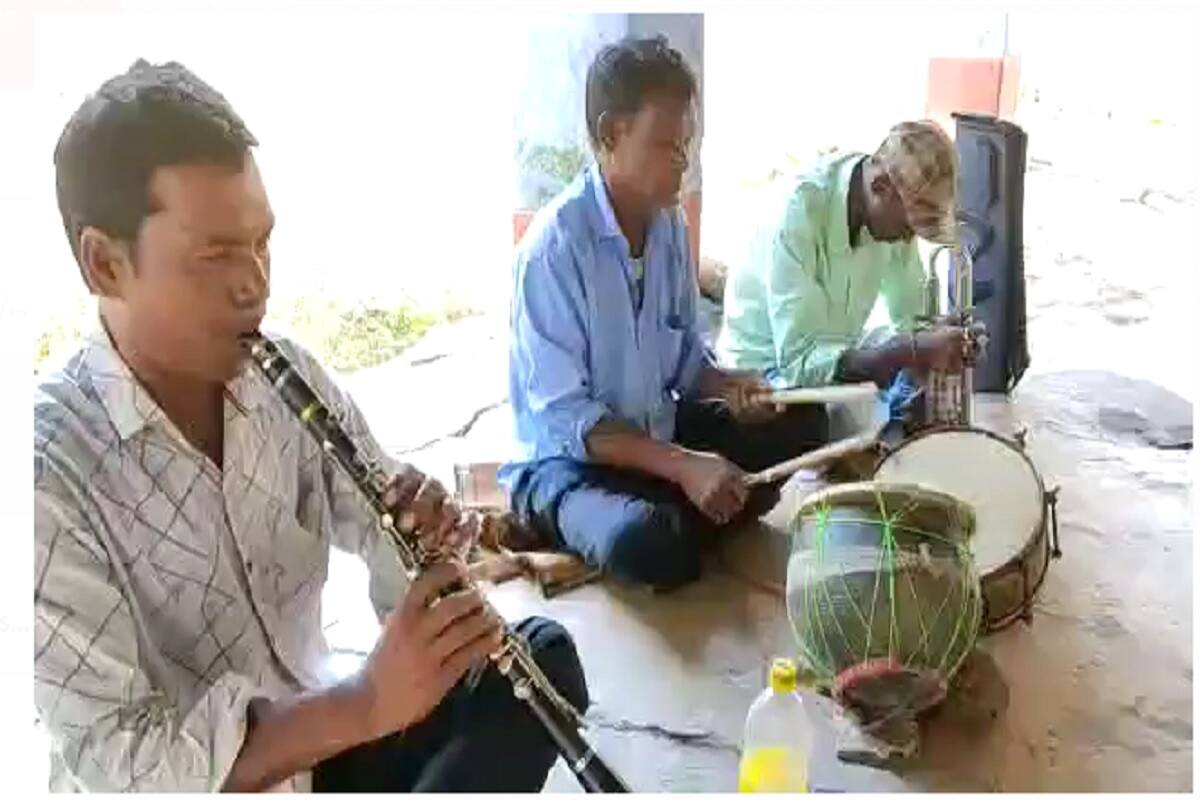 নহবতের মহড়া চলছে।