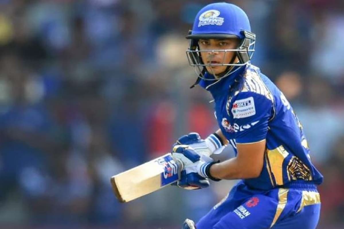 ইশান কিশান- অনুর্ধ্ব ১৯ দলের এই প্রাক্তন খেলোয়াড় এ বার মুম্বই ইন্ডিয়ানসের হয়ে খেলছেন। প্রথম দু'টি ম্যাচে প্লেয়িং ইলেভেনে জায়গা করতে পারেননি ইশান। তবে রয়াল চ্যালেঞ্জার্স বেঙ্গালুরুর বিরুদ্ধে প্রথম ম্যাচেই নিজের ক্ষমতা দেখিয়ে দেন তিনি। ৫৮ বলে ৯৯ রানের সেই ইনিংসে নটি ছয় মারেন ইশান। এর পর পঞ্জাবের বিরুদ্ধে একটি ও হায়দরাবাদের বিরুদ্ধে আরও দুটি ছয় মারেন। হায়দরাবাদের বিরুদ্ধে সেই ম্যাচে ২৩ বলে ৩১ রান করেন তিনি। সব মিলিয়ে ইশানের সংগ্রহে আছে ১২টি ছয়।Photo-IPL ইশান কিশান- অনুর্ধ্ব ১৯ দলের এই প্রাক্তন খেলোয়াড় এ বার মুম্বই ইন্ডিয়ানসের হয়ে খেলছেন। প্রথম দু'টি ম্যাচে প্লেয়িং ইলেভেনে জায়গা করতে পারেননি ইশান। তবে রয়াল চ্যালেঞ্জার্স বেঙ্গালুরুর বিরুদ্ধে প্রথম ম্যাচেই নিজের ক্ষমতা দেখিয়ে দেন তিনি। ৫৮ বলে ৯৯ রানের সেই ইনিংসে নটি ছয় মারেন ইশান। এর পর পঞ্জাবের বিরুদ্ধে একটি ও হায়দরাবাদের বিরুদ্ধে আরও দুটি ছয় মারেন। হায়দরাবাদের বিরুদ্ধে সেই ম্যাচে ২৩ বলে ৩১ রান করেন তিনি। সব মিলিয়ে ইশানের সংগ্রহে আছে ১২টি ছয়।Photo-IPL