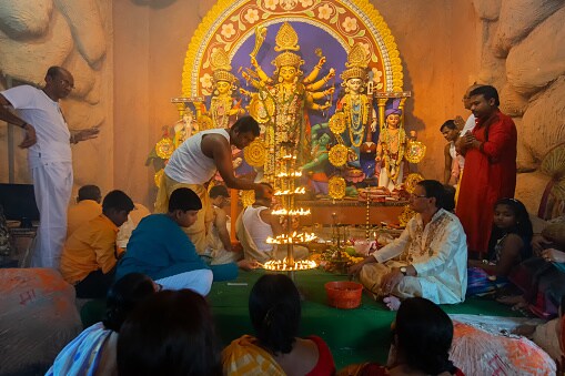 • সকাল ৯টা ২৭ মিনিট ১১ সেকেন্ডের মধ্যে দেবীর সস্থাদিকল্পারম্ভ ও ষষ্ঠী বিহিত পুজো। সন্ধ্যায় দেবীর আমন্ত্রণ ও অধিবাস। • সকাল ৯টা ২৭ মিনিট ১১ সেকেন্ডের মধ্যে দেবীর সস্থাদিকল্পারম্ভ ও ষষ্ঠী বিহিত পুজো। সন্ধ্যায় দেবীর আমন্ত্রণ ও অধিবাস।