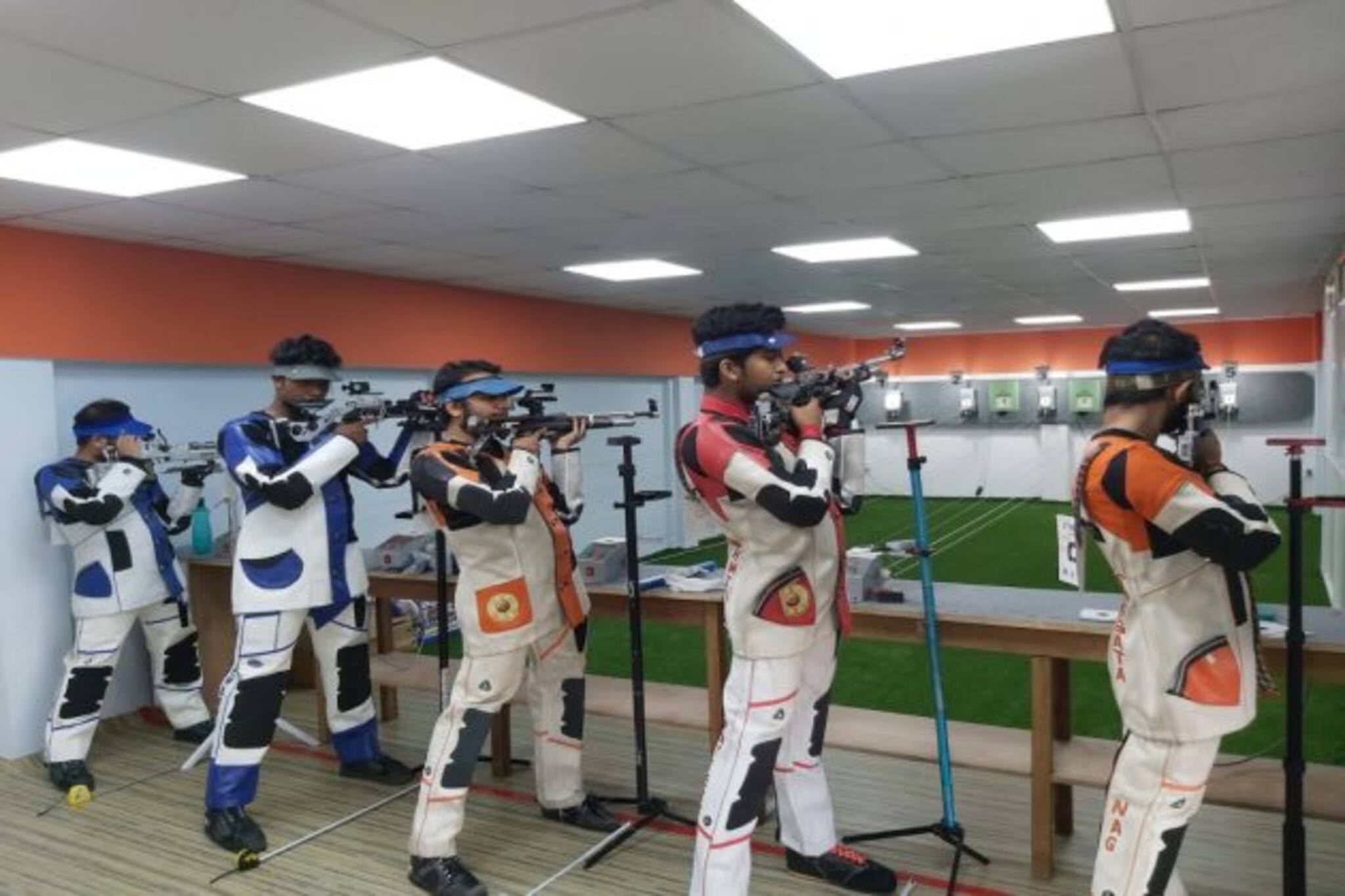 করোনা আবহে বন্দুক হাতে গুলির লড়াই