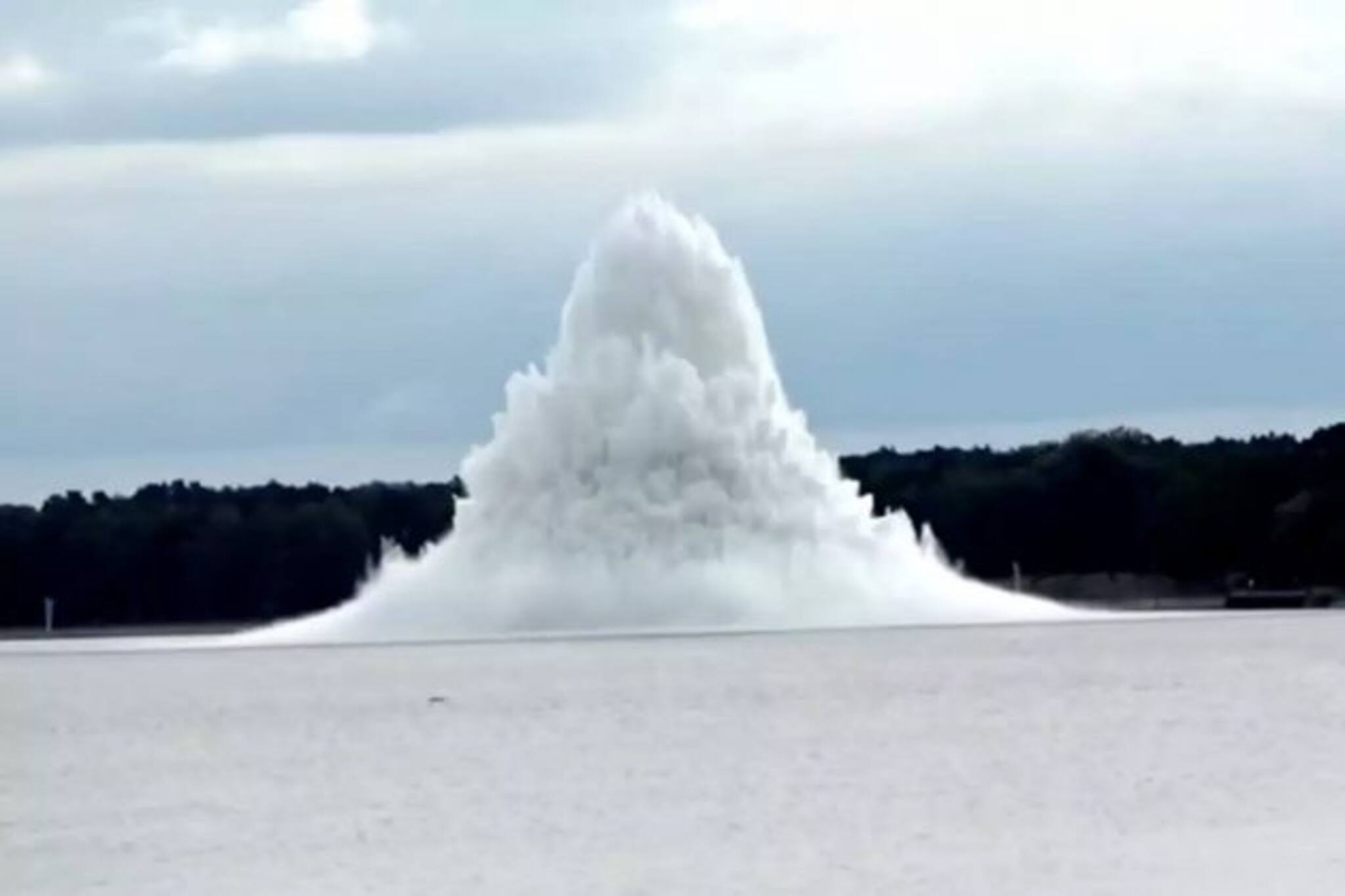 জলের নীচে ফাটল দ্বিতীয় বিশ্বযুদ্ধের সময়ের ৫,০০০ কেজির বোমা! দেখুন ভয়াবহ ভিডিও