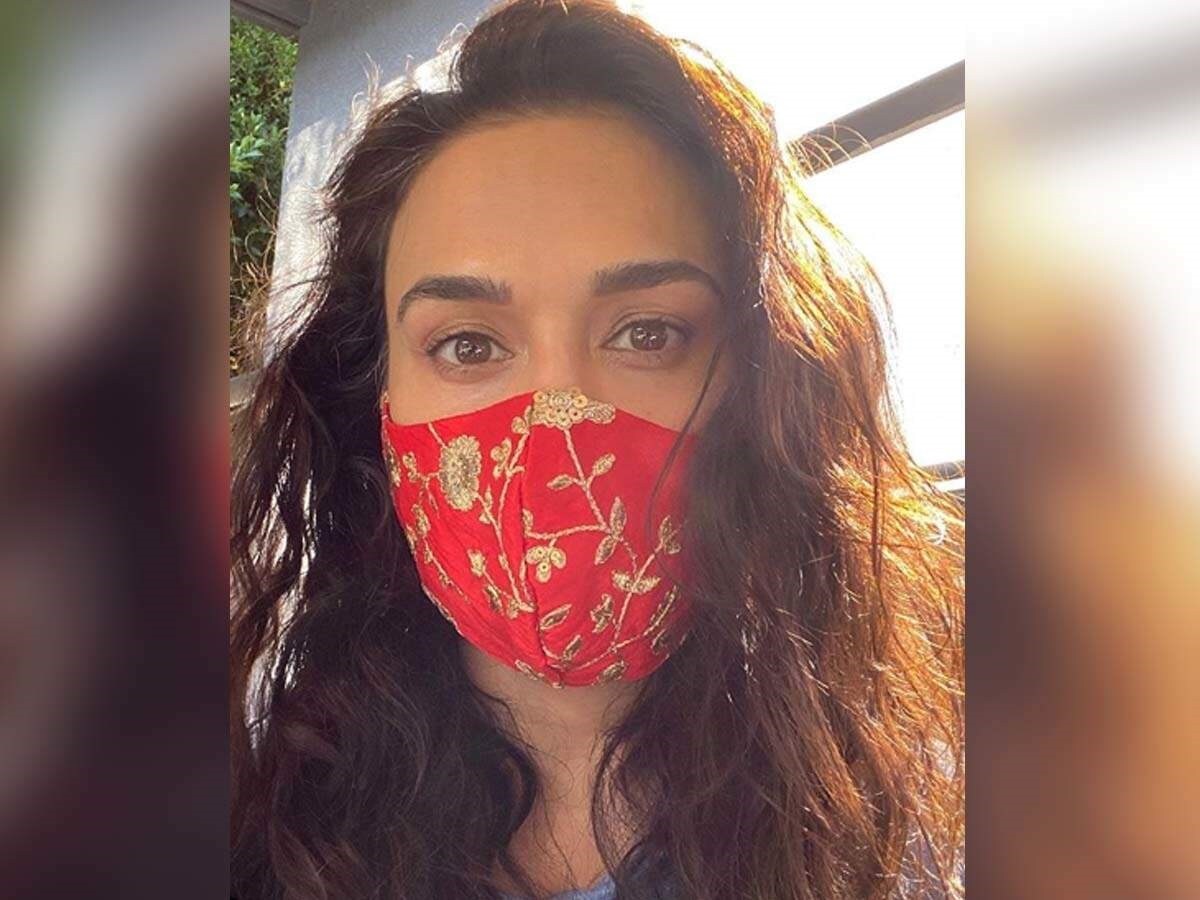 শাড়ি থেকে সালোয়ার, পাঞ্জাবি থেকে ফর্মাল --- সঙ্গী এবার ডিজাইনার মাস্ক। এগিয়ে আসছে পুজো। করোনা সংক্রমণের আবহেই যে এবার পুজো কাটাতে হবে, সেটা সকলেই বুঝে গেছেন। মাস্ক যখন পরতেই হবে, তখন একটু হটকে হলে মন্দ কী? অনলাইন হোক বা বিভিন্ন টেলারিং শপ, কিংবা বুটিকে পুজো স্পেশাল মাস্কের চাহিদা তুঙ্গে। photo source collected শাড়ি থেকে সালোয়ার, পাঞ্জাবি থেকে ফর্মাল --- সঙ্গী এবার ডিজাইনার মাস্ক। এগিয়ে আসছে পুজো। করোনা সংক্রমণের আবহেই যে এবার পুজো কাটাতে হবে, সেটা সকলেই বুঝে গেছেন। মাস্ক যখন পরতেই হবে, তখন একটু হটকে হলে মন্দ কী? অনলাইন হোক বা বিভিন্ন টেলারিং শপ, কিংবা বুটিকে পুজো স্পেশাল মাস্কের চাহিদা তুঙ্গে। photo source collected