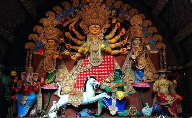 প্যান্ডেল এরিয়ায় থাকবে বাফার জোন ৷ ছোট মণ্ডপ হলে তার ৫ মিটারের মধ্যে এবং বড় মণ্ডপ হলে তার ১০ মিটারের মধ্যে কোনও দর্শনার্থী প্রবেশ করতে পারবে না। ফিতে দিয়ে মেপে কোর্টের নির্দিষ্ট করে দেওয়া দূরত্বে বসাতে হবে ব্যারিকেড ৷ মণ্ডপের বাইরে স্পষ্ট করে নির্দিষ্ট করতে হবে বাফার জোন ৷ প্যান্ডেল এরিয়ায় থাকবে বাফার জোন ৷ ছোট মণ্ডপ হলে তার ৫ মিটারের মধ্যে এবং বড় মণ্ডপ হলে তার ১০ মিটারের মধ্যে কোনও দর্শনার্থী প্রবেশ করতে পারবে না। ফিতে দিয়ে মেপে কোর্টের নির্দিষ্ট করে দেওয়া দূরত্বে বসাতে হবে ব্যারিকেড ৷ মণ্ডপের বাইরে স্পষ্ট করে নির্দিষ্ট করতে হবে বাফার জোন ৷