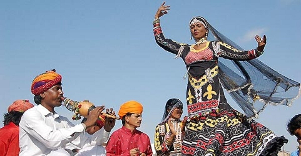 কালবেলিয়া: রাজস্থানের কালবেলিয়া সম্প্রদায়ের সঙ্গে এই নৃত্য জড়িত। এই নাচ ইউনেস্কো থেকেও স্বীকৃতি পেয়েছে। মূলত দলের মহিলারা এই নাচ করেন। এই সম্প্রদায়ের মূল জীবিকা হল সাপ ধরে তার বিষ বাজারে বিক্রি করা। সাপকে মন্ত্রমুগ্ধ করার জন্য এঁরা সাপের মতোই হেলেদুলে আকর্ষণীয় পোশাকে এই নাচ করে থাকেন।photo source collected কালবেলিয়া: রাজস্থানের কালবেলিয়া সম্প্রদায়ের সঙ্গে এই নৃত্য জড়িত। এই নাচ ইউনেস্কো থেকেও স্বীকৃতি পেয়েছে। মূলত দলের মহিলারা এই নাচ করেন। এই সম্প্রদায়ের মূল জীবিকা হল সাপ ধরে তার বিষ বাজারে বিক্রি করা। সাপকে মন্ত্রমুগ্ধ করার জন্য এঁরা সাপের মতোই হেলেদুলে আকর্ষণীয় পোশাকে এই নাচ করে থাকেন।photo source collected