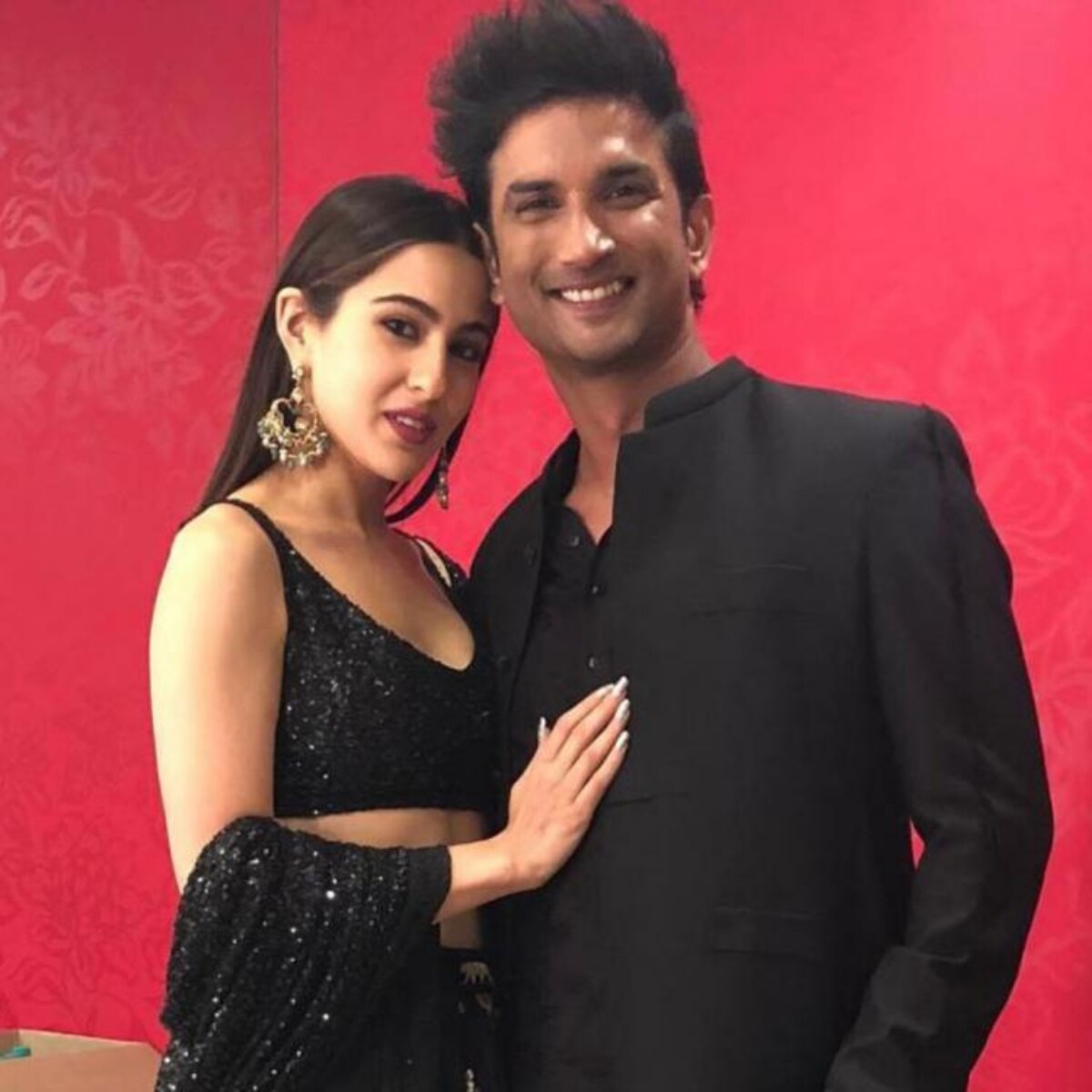 'কেদারনাথ'-এর শ্যুটিং চলাকালীনই সুশান্ত সিং রাজপুতের সঙ্গে প্রেমে জড়িয়ে পড়েন সারা আলি খান! দুরন্ত গতিতেই চলছিল তাঁদের প্রেমের রেলগাড়ি! আচমকাই ছন্দপতন। সুশান্তের সঙ্গে ব্রেক-আপের পরই কার্তিক আরিয়ানের সঙ্গে সম্পর্কে জড়ান সারা আলি খান। লাভ আজকাল-এর সিক্যুয়েলের শ্যুটিংয়ের সময় কার্তিকের সঙ্গে সারার সম্পর্ক ছিল শোনা যায় 'কেদারনাথ'-এর শ্যুটিং চলাকালীনই সুশান্ত সিং রাজপুতের সঙ্গে প্রেমে জড়িয়ে পড়েন সারা আলি খান! দুরন্ত গতিতেই চলছিল তাঁদের প্রেমের রেলগাড়ি! আচমকাই ছন্দপতন। সুশান্তের সঙ্গে ব্রেক-আপের পরই কার্তিক আরিয়ানের সঙ্গে সম্পর্কে জড়ান সারা আলি খান। লাভ আজকাল-এর সিক্যুয়েলের শ্যুটিংয়ের সময় কার্তিকের সঙ্গে সারার সম্পর্ক ছিল শোনা যায়