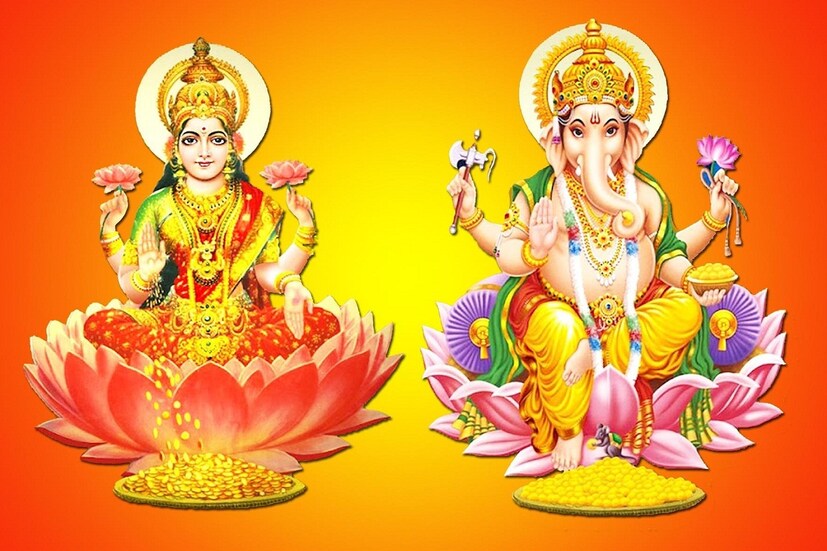  প্রতি শুক্রবার মা লক্ষ্মীর সঙ্গে গণেশ ঠাকুরের পুজো করার পরামর্শ দেওয়া হয়ে থাকে। সহজ ভাবে বললে মা হলেন ধন এবং সমৃদ্ধির দেবী। তাই তো দেবীর আরধনা করলে অনেক অনেক টাকায় পকেট ভরে উঠতে সময় লাগে না। সেই সঙ্গে সমৃদ্ধির ছোঁয়া লাগে পরিবারে। 