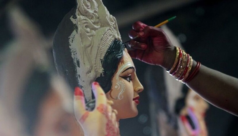 • দেবী শব্দ পছন্দ করেন না । তাই মা লক্ষ্মীর পুজোয় কাঁসর-ঘণ্টা বাজাবেন না কোনওভাবেই । 