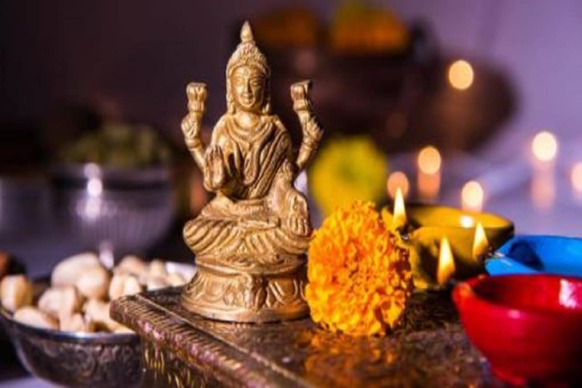 •সাধারণ মানুষ একে লক্ষ্মীর কোপ বলে থাকেন। কিন্তু বেশীর ভাগ মানুষই জানেন না যে লক্ষ্মীর কোপ কীভাবে পড়ে। তার ফলে তাঁরা সেই কোপ থেকে বাঁচার জন্য বিভিন্ন হোম যজ্ঞ করেন। কিন্তু এভাবে তারা বাঁচতে পারেন না কোন মতেই। •সাধারণ মানুষ একে লক্ষ্মীর কোপ বলে থাকেন। কিন্তু বেশীর ভাগ মানুষই জানেন না যে লক্ষ্মীর কোপ কীভাবে পড়ে। তার ফলে তাঁরা সেই কোপ থেকে বাঁচার জন্য বিভিন্ন হোম যজ্ঞ করেন। কিন্তু এভাবে তারা বাঁচতে পারেন না কোন মতেই।