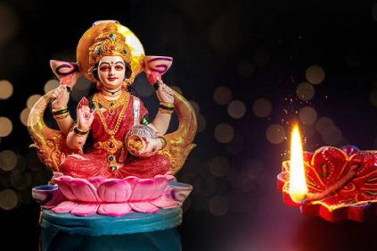 •আর্থিক অবস্থার উন্নতি ও পরিবারের কল্যাণের জন্য বাড়ি বাড়ি লক্ষ্মী পুজো করা হয়। মা লক্ষ্মী ধনরাশির দেবী৷ তাই এই পুজো প্রায় প্রতিটি ঘরেই ধুমধাম করে হয়৷ এই পুজো নিষ্ঠা মেনে করলে ধনলাভ হবে এবং মা লক্ষ্মীর কৃপায় সংসারের সমস্ত সমস্যা দূর হবে, এই ধরণা যুগযুগ ধরে চলে আসছে৷ তবে এই পুজোয়ে শুধু আড়ম্বর করলে নয়, মনের ভক্তিযোগে পুজো করতে হবে, না হলে ফল মিলবে না৷ •আর্থিক অবস্থার উন্নতি ও পরিবারের কল্যাণের জন্য বাড়ি বাড়ি লক্ষ্মী পুজো করা হয়। মা লক্ষ্মী ধনরাশির দেবী৷ তাই এই পুজো প্রায় প্রতিটি ঘরেই ধুমধাম করে হয়৷ এই পুজো নিষ্ঠা মেনে করলে ধনলাভ হবে এবং মা লক্ষ্মীর কৃপায় সংসারের সমস্ত সমস্যা দূর হবে, এই ধরণা যুগযুগ ধরে চলে আসছে৷ তবে এই পুজোয়ে শুধু আড়ম্বর করলে নয়, মনের ভক্তিযোগে পুজো করতে হবে, না হলে ফল মিলবে না৷