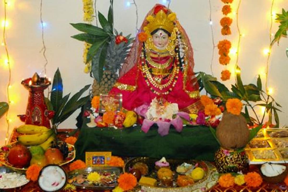 •লক্ষ্মী পুজোয় কখনওই তুলসী পাতার ব্যবহার করবেন না। কারণ তুলসী বিষ্ণুর খুব প্রিয় এবং শিলায় আটকে থাকার সময় বিষ্ণুর সঙ্গে বিয়ে হয়৷ ফলে তুলসী সতীন হয় লক্ষ্মীর। •লক্ষ্মী পুজোয় কখনওই তুলসী পাতার ব্যবহার করবেন না। কারণ তুলসী বিষ্ণুর খুব প্রিয় এবং শিলায় আটকে থাকার সময় বিষ্ণুর সঙ্গে বিয়ে হয়৷ ফলে তুলসী সতীন হয় লক্ষ্মীর।