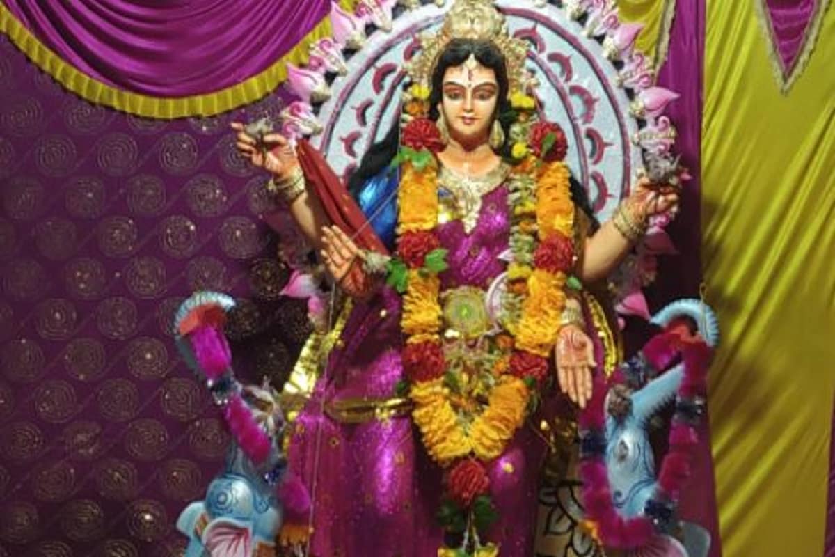 •লক্ষ্মী পুজোর সময় যে বাতিই জ্বালান না কেন তা যেন লাল রঙের হয়। অন্যান্য রঙের বাতি জ্বালানো কখনই উচিত্ নয়। বদলে আপনি প্রদীপ জ্বালাতে পারেন। •লক্ষ্মী পুজোর সময় যে বাতিই জ্বালান না কেন তা যেন লাল রঙের হয়। অন্যান্য রঙের বাতি জ্বালানো কখনই উচিত্ নয়। বদলে আপনি প্রদীপ জ্বালাতে পারেন।