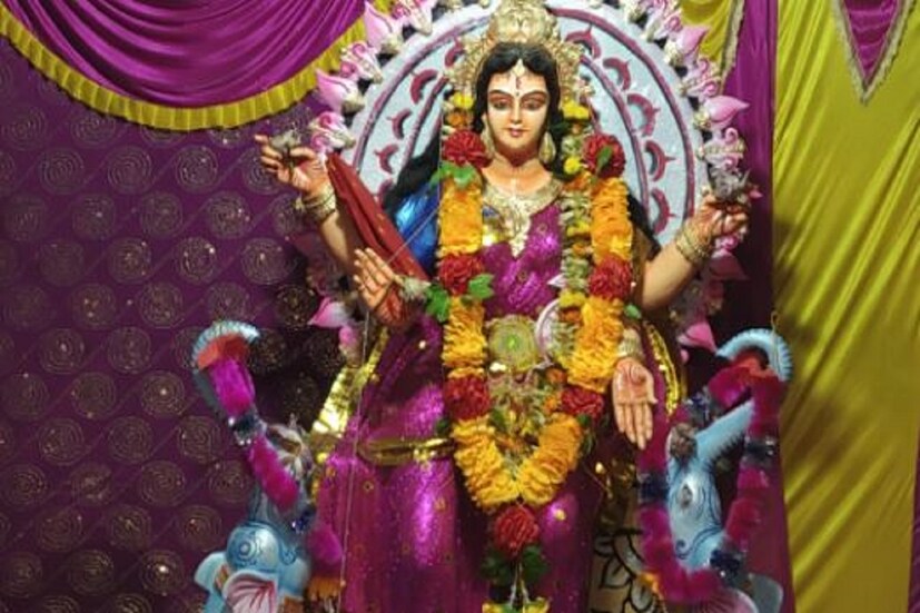  •লক্ষ্মী পুজোর সময় যে বাতিই জ্বালান না কেন তা যেন লাল রঙের হয়। অন্যান্য রঙের বাতি জ্বালানো কখনই উচিত্‍ নয়। বদলে আপনি প্রদীপ জ্বালাতে পারেন।