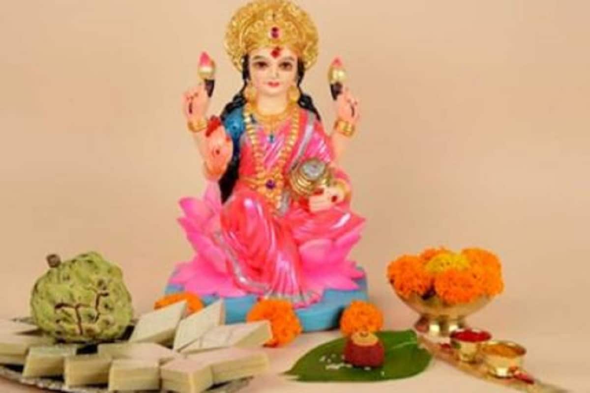 •প্রসাদ রাখার দিক - মা লক্ষীর উপাসনা করার সময় সবসময় দক্ষিণ দিকে প্রসাদ রাখবেন এবং কোনওভাবে যেন লক্ষ্মীর প্রসাদ নষ্ট করা বা ফেলা না হয়। •প্রসাদ রাখার দিক - মা লক্ষীর উপাসনা করার সময় সবসময় দক্ষিণ দিকে প্রসাদ রাখবেন এবং কোনওভাবে যেন লক্ষ্মীর প্রসাদ নষ্ট করা বা ফেলা না হয়।