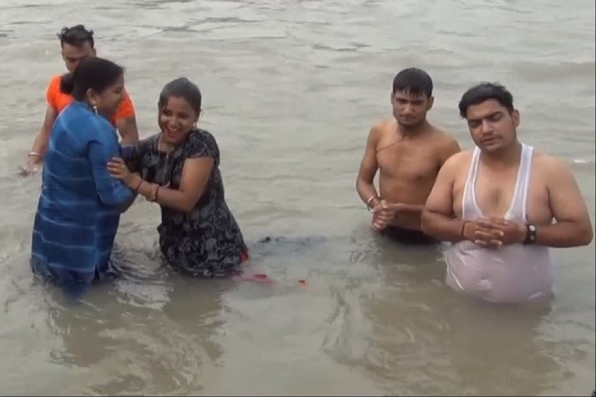 এই সময় নিত্য গঙ্গাস্নান করে নিন৷ যদি গঙ্গায় যাওয়া শুরু না হয় তাহলে বাড়িতে স্নান করে নিয়ে গঙ্গা জলের পাত্র থেকে কয়েক ছিটা জল মাথায় দিয়ে নিজেদের শুদ্ধ করে নিন৷ এতে শরীর ও মন শুদ্ধ হয়৷ গঙ্গাজল মাথায় দেওয়ার সময় গঙ্গা গঙ্গা উচ্চারণ করুন৷Photo- Representative এই সময় নিত্য গঙ্গাস্নান করে নিন৷ যদি গঙ্গায় যাওয়া শুরু না হয় তাহলে বাড়িতে স্নান করে নিয়ে গঙ্গা জলের পাত্র থেকে কয়েক ছিটা জল মাথায় দিয়ে নিজেদের শুদ্ধ করে নিন৷ এতে শরীর ও মন শুদ্ধ হয়৷ গঙ্গাজল মাথায় দেওয়ার সময় গঙ্গা গঙ্গা উচ্চারণ করুন৷Photo- Representative