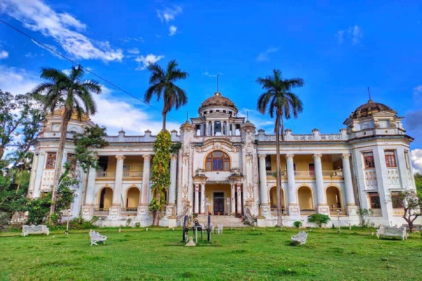  রাজবাড়ির গোপালজীউ দীঘিঘাটে ঘটতকের পর দুর্গা মন্ডপে আজ থেকে মায়ের পুজো শুরু হয়েছে। প্রায় ২৪৬ বছরের প্রাচীন পুজোকে ঘিরে আজও মানুষের সমান আবেগ ও উৎসাহ। করোনার কারণে আড়ম্বর কমিয়ে সামাজিক কর্মসূচি এবং সামাজিক দুরত্ব বিধি মানা এবং রাজ পরিবারের পক্ষ থেকে মাস্ক, স্যানিটাইজ সহ বিভিন্ন সামগ্রী বিতরণ করা হবে পুজোর দিনগুলিতে। তথ্য ও ছবি SUJIT BHOWMIK