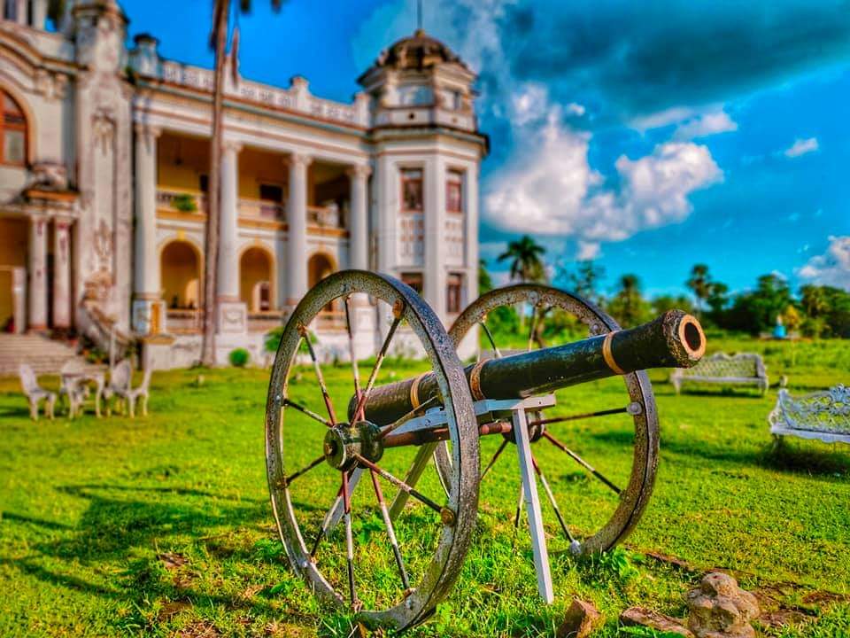 পুজোকে ঘিরে ছিল সামাজিক এবং পৌরাণিক নানা কাহিনি। চাষাবাদ থেকে খাজনা, জমি থেকে বন ও বনাঞ্চলে বসবাসকারী পশুপ্রাণীদের কাহিনি। এই রাজবাড়ির দুর্গাপূজার সঙ্গে বহু জানা অজানা কাহিনি ও গল্পকথা জড়িয়ে আছে। যা মহিষাদল অঞ্চলের মানুষের মুখে মুখে আজও চর্চিত হয়। পুজোর দিন এগিয়ে এলে সেই চর্চাই আরও বাড়ে। এবার করোনা সেই চর্চার ওপর যেন পর্দা ফেলতে চাইছে। তবু, কঠিন এই সময়কালে রাজবাড়ির দুর্গা আয়োজনের দিকে নজর রাখছেন সব্বাই। তথ্য ও ছবি SUJIT BHOWMIK পুজোকে ঘিরে ছিল সামাজিক এবং পৌরাণিক নানা কাহিনি। চাষাবাদ থেকে খাজনা, জমি থেকে বন ও বনাঞ্চলে বসবাসকারী পশুপ্রাণীদের কাহিনি। এই রাজবাড়ির দুর্গাপূজার সঙ্গে বহু জানা অজানা কাহিনি ও গল্পকথা জড়িয়ে আছে। যা মহিষাদল অঞ্চলের মানুষের মুখে মুখে আজও চর্চিত হয়। পুজোর দিন এগিয়ে এলে সেই চর্চাই আরও বাড়ে। এবার করোনা সেই চর্চার ওপর যেন পর্দা ফেলতে চাইছে। তবু, কঠিন এই সময়কালে রাজবাড়ির দুর্গা আয়োজনের দিকে নজর রাখছেন সব্বাই। তথ্য ও ছবি SUJIT BHOWMIK