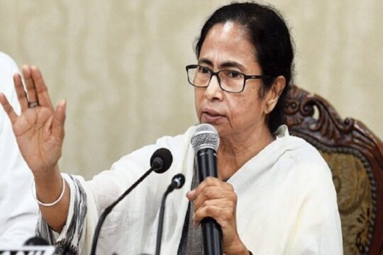 রাজ্য তথ্যপ্রযুক্তিতে একগুচ্ছ বিনিয়োগের খবর ৷ ২০টি আইটি কোম্পানিকে রাজ্যে জমি দেওয়ার কথা নবান্নের বৈঠক থেকে ঘোষণা করলেন মুখ্যমন্ত্রী মমতা বন্দ্যোপাধ্যায় ৷ এর ফলে রাজ্যে হাজার হাজার ছেলে মেয়ের কর্মসংস্থানের সম্ভাবনা তৈরি হবে বলে আশা মুখ্যমন্ত্রীর ৷
