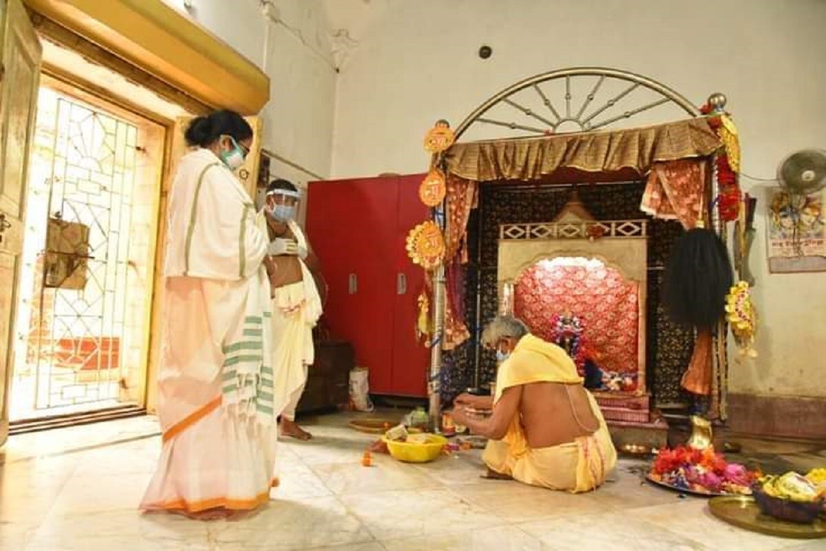 ঝাড়গ্রাম জেলার প্রশাসনিক বৈঠকের মাঝেই কনক দুর্গা মন্দিরে মায়ের দর্শনে যান মুখ্যমন্ত্রী মমতা বন্দ্যোপাধ্যায় ৷ মন্দিরের জরাজীর্ণ অবস্থা দেখে প্রশাসনিক সভা থেকে এই মন্দিরের সংস্কারের জন্য ২ কোটি টাকা বরাদ্দ করেন তিনি ৷ ছবি ও তথ্য- আবির ঘোষাল ঝাড়গ্রাম জেলার প্রশাসনিক বৈঠকের মাঝেই কনক দুর্গা মন্দিরে মায়ের দর্শনে যান মুখ্যমন্ত্রী মমতা বন্দ্যোপাধ্যায় ৷ মন্দিরের জরাজীর্ণ অবস্থা দেখে প্রশাসনিক সভা থেকে এই মন্দিরের সংস্কারের জন্য ২ কোটি টাকা বরাদ্দ করেন তিনি ৷ ছবি ও তথ্য- আবির ঘোষাল
