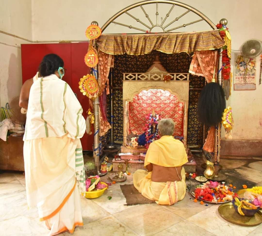কোভিড পরবর্তী পরিস্থিতিতে ঝাড়গ্রাম সফরে এসেও কনকদূর্গা মন্দিরে আসেন পুজো দিতে। প্রায় ১ ঘন্টার বেশি সময় তিনি ছিলেন মন্দিরে৷ পুজো দেন, প্রার্থনা করেন বাংলার মানুষদের জন্য ৷ ছবি ও তথ্য- আবির ঘোষাল কোভিড পরবর্তী পরিস্থিতিতে ঝাড়গ্রাম সফরে এসেও কনকদূর্গা মন্দিরে আসেন পুজো দিতে। প্রায় ১ ঘন্টার বেশি সময় তিনি ছিলেন মন্দিরে৷ পুজো দেন, প্রার্থনা করেন বাংলার মানুষদের জন্য ৷ ছবি ও তথ্য- আবির ঘোষাল