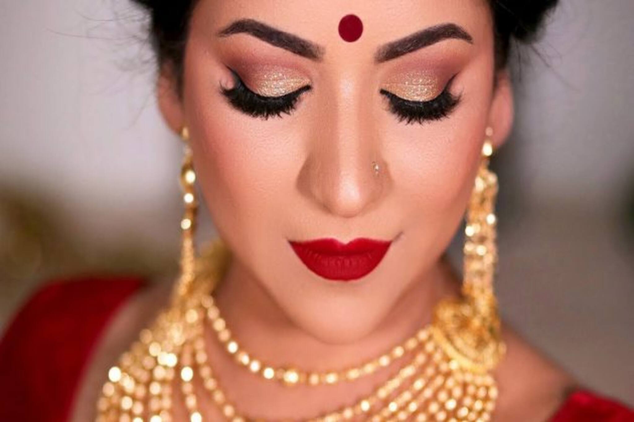 মাস্কে ঢাকা ঠোঁট, তাই এ বছর চোখের মেকআপে চোখ ধাঁধিয়ে দিন