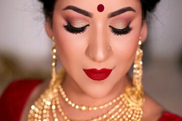 মাস্কে ঢাকা ঠোঁট, তাই এ বছর চোখের মেকআপে চোখ ধাঁধিয়ে দিন
