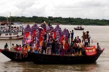 দেশ ভাগের যন্ত্রণার উপর দশমীর শুভেচ্ছার প্রলেপ জুটল না এ বার টাকিতে