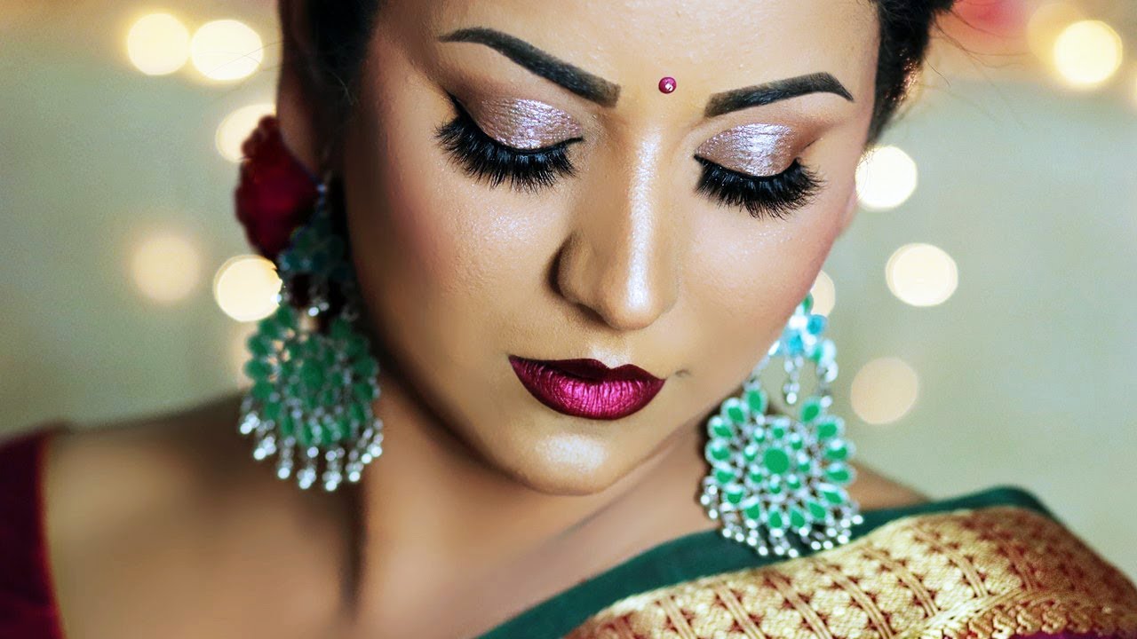 • তবে পুজোর ক’দিন দিনের বেলায় চোখের মেক-আপ হালকা রাখুন। তাহলে আপনাকে ফ্রেশ দেখাবে। যেমন কাজল না চোখের নীচের অংশে না পড়ে সকালে শুধু আই লাইনার লাগান চোখের ওপরের পাতায়। তবে রাতে চোখের মেক-আপ অবশ্যই গাঢ় করুন। দেখতে ভাল লাগবে। প্রতীকী চিত্র। • তবে পুজোর ক’দিন দিনের বেলায় চোখের মেক-আপ হালকা রাখুন। তাহলে আপনাকে ফ্রেশ দেখাবে। যেমন কাজল না চোখের নীচের অংশে না পড়ে সকালে শুধু আই লাইনার লাগান চোখের ওপরের পাতায়। তবে রাতে চোখের মেক-আপ অবশ্যই গাঢ় করুন। দেখতে ভাল লাগবে। প্রতীকী চিত্র।