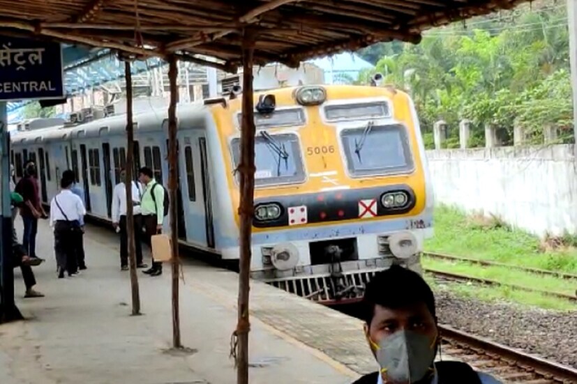  LTC স্কিম আসলে কী? ঘুরে বেড়ানোর বিশেষ ভাতা বলা যেতে পারে এই স্কিমকে ৷ লিভ ট্রাভেল কনসেশন যোজনায় ক্যাশ ভাউচার স্কিম নিয়ে এল সরকার ৷ সমস্ত PSU এবং ব্যাঙ্কে কর্মরত কর্মীরাও এই যোজনার সুবিধা পাবেন ৷ এছাড়া ২০১৮ থেকে ২০২১ সালের মধ্যে ট্রাভেল করলে বিমান বা ট্রেনে যাতায়াতের সমস্ত টাকা কোনও কর না কেটেই দিয়ে দেওয়ার কথা বলেছে ৷ 