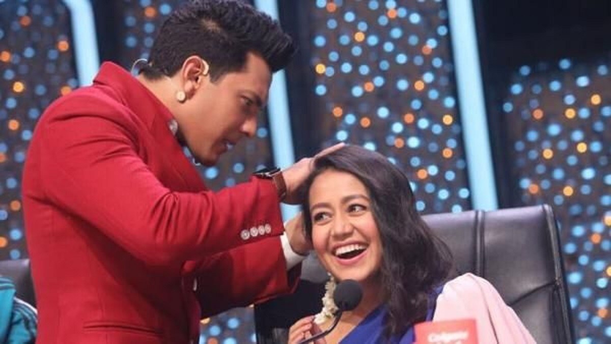 • কিন্তু নেহার বিয়েতে তিনি যেতে পারবেন না বলেও এদিন স্পষ্ট করে জানিয়ে দিয়েছেন তিনি? তাহলে অন্য কোনও কারণে নেহার বিয়ে এড়িয়ে যেতে চাইছেন আদিত্য? না। আসলে আদিত্যর একটি দুর্ঘটনার ফলে হাতে চোট লেগেছে। • কিন্তু নেহার বিয়েতে তিনি যেতে পারবেন না বলেও এদিন স্পষ্ট করে জানিয়ে দিয়েছেন তিনি? তাহলে অন্য কোনও কারণে নেহার বিয়ে এড়িয়ে যেতে চাইছেন আদিত্য? না। আসলে আদিত্যর একটি দুর্ঘটনার ফলে হাতে চোট লেগেছে।