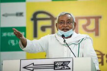 জুতো উড়ে এল মুখ্যমন্ত্রী নীতীশ কুমারকে লক্ষ্য করে, ধৃত তিন জুতো উড়ে এল মুখ্যমন্ত্রী নীতীশ কুমারকে লক্ষ্য করে, ধৃত তিন