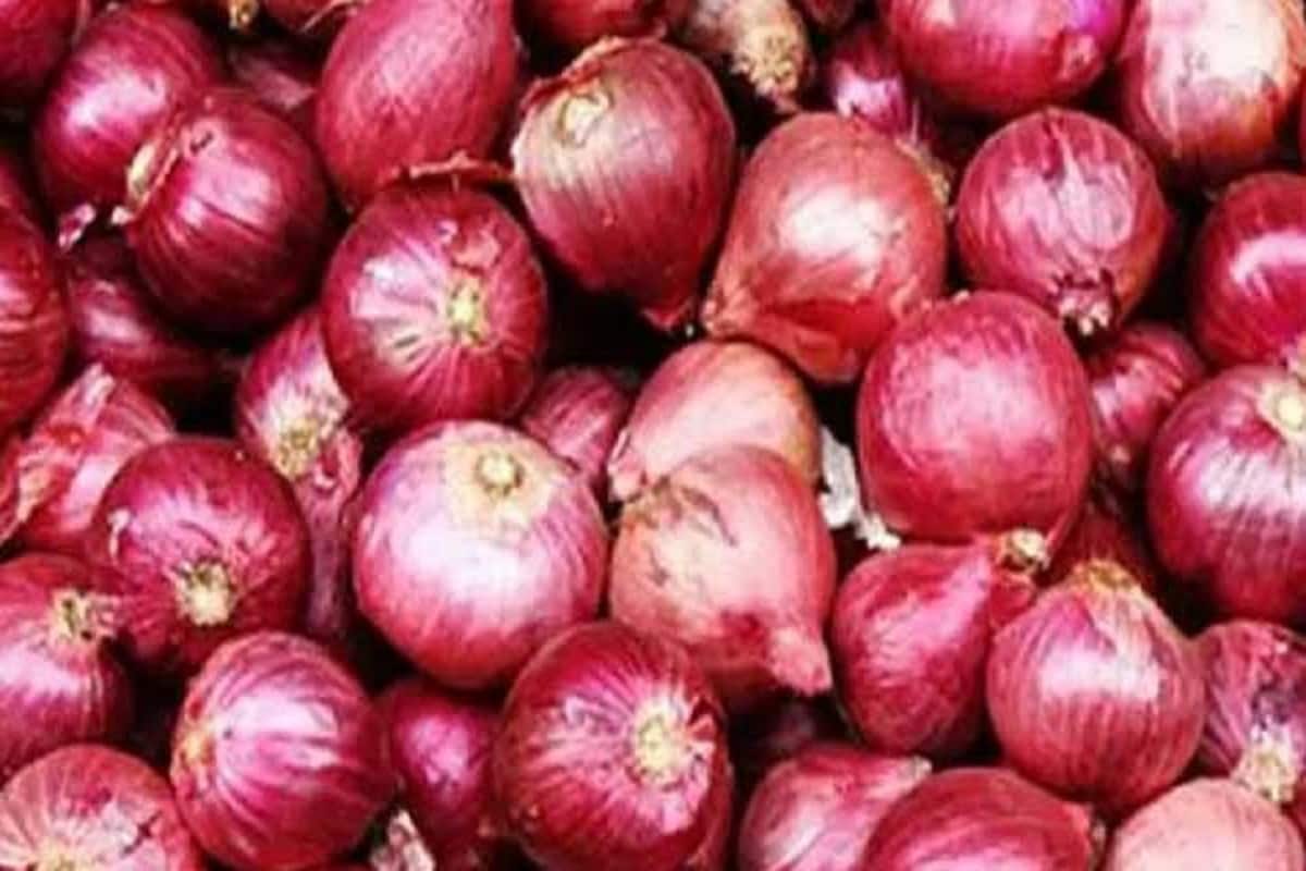 অন্যদিকে পেঁয়াজের দামও খুঁচরো বাজারে কেজি প্রতি ১০০ টাকার কাছাকাছি পৌঁছেছে৷ আলুর থেকেও মহার্ঘ হয়ে দাঁড়িয়েছে পেঁয়াজ৷ দাম কমাতে আফগানিস্তান থেকে ১ লক্ষ টন পেঁয়াজ আমদানির সিদ্ধান্ত নিয়েছে কেন্দ্রীয় সরকার৷ ইতিমধ্যে বেসরকারি উদ্যোগে ৭০০০ টন পেঁয়াজের আমদানি করা হয়েছে বলে জানিয়েছেন পীযূষ গয়াল৷ দিওয়ালির আগেই আরও ২৭০০০ টন পেঁয়াজ দেশে পৌঁছবে বলে জানান গয়াল৷ অন্যদিকে পেঁয়াজের দামও খুঁচরো বাজারে কেজি প্রতি ১০০ টাকার কাছাকাছি পৌঁছেছে৷ আলুর থেকেও মহার্ঘ হয়ে দাঁড়িয়েছে পেঁয়াজ৷ দাম কমাতে আফগানিস্তান থেকে ১ লক্ষ টন পেঁয়াজ আমদানির সিদ্ধান্ত নিয়েছে কেন্দ্রীয় সরকার৷ ইতিমধ্যে বেসরকারি উদ্যোগে ৭০০০ টন পেঁয়াজের আমদানি করা হয়েছে বলে জানিয়েছেন পীযূষ গয়াল৷ দিওয়ালির আগেই আরও ২৭০০০ টন পেঁয়াজ দেশে পৌঁছবে বলে জানান গয়াল৷