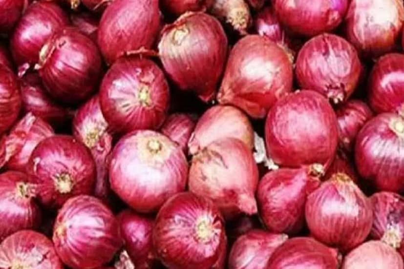 অন্যদিকে পেঁয়াজের দামও খুঁচরো বাজারে কেজি প্রতি ১০০ টাকার কাছাকাছি পৌঁছেছে৷ আলুর থেকেও মহার্ঘ হয়ে দাঁড়িয়েছে পেঁয়াজ৷ দাম কমাতে আফগানিস্তান থেকে ১ লক্ষ টন পেঁয়াজ আমদানির সিদ্ধান্ত নিয়েছে কেন্দ্রীয় সরকার৷ ইতিমধ্যে বেসরকারি উদ্যোগে ৭০০০ টন পেঁয়াজের আমদানি করা হয়েছে বলে জানিয়েছেন পীযূষ গয়াল৷ দিওয়ালির আগেই আরও ২৭০০০ টন পেঁয়াজ দেশে পৌঁছবে বলে জানান গয়াল৷ 