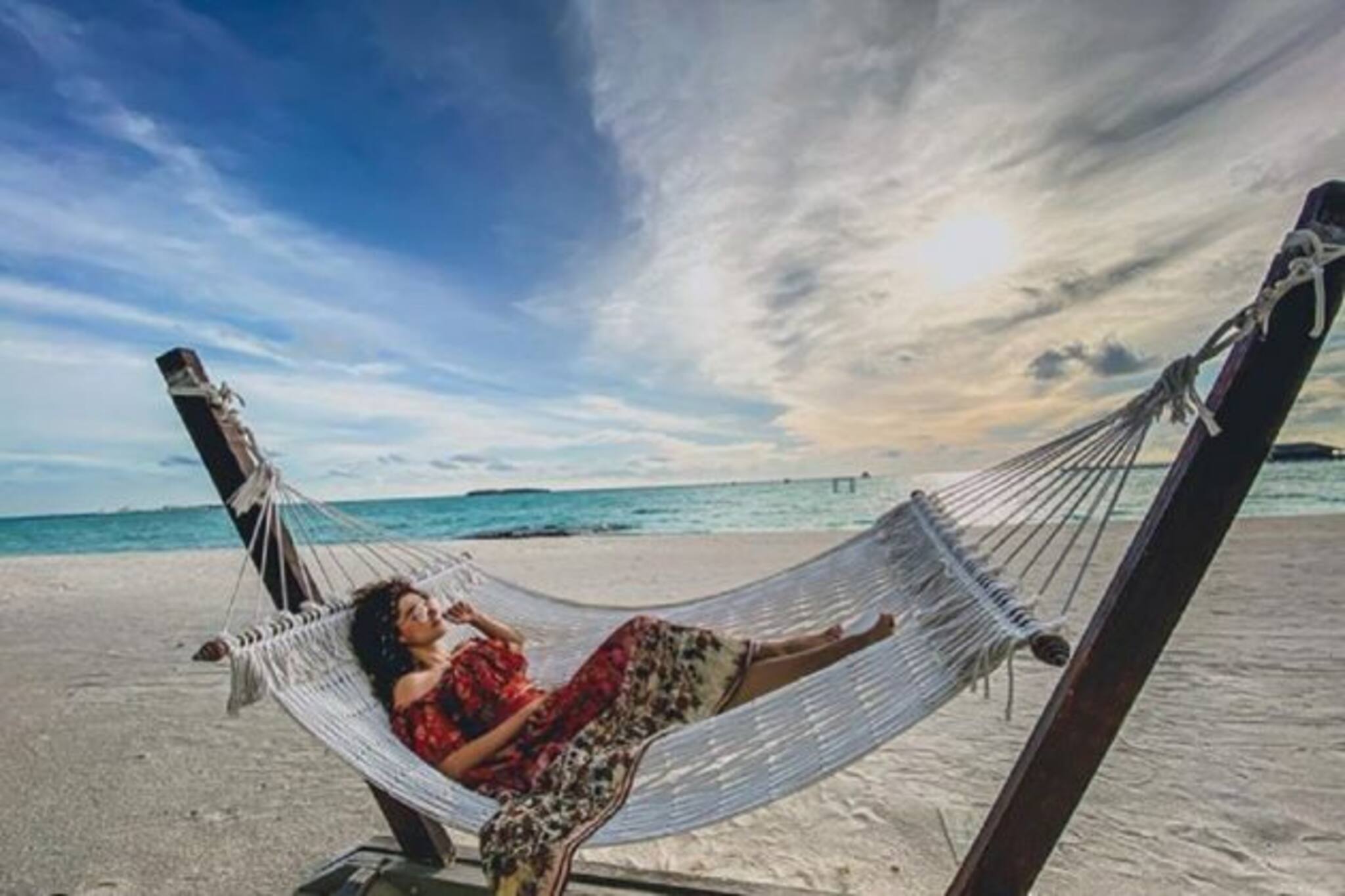 সাদা বিকিনি, মাথায় ফুল...সুইমিং পুলে ঝড় তুললেন লাস্যময়ী তাপসী পান্নু, ছবি ভাইরাল