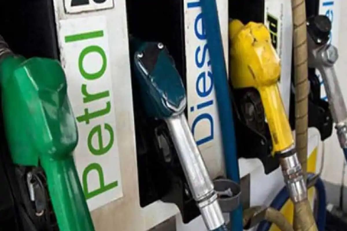 সরকারি তেল সংস্থাগুলি HPCL, BPCL ও Indian Oil বুধবারও তেলের দামে কোনও বদল করেনি ৷ তবে মাসের শুরুতে একাধিক বার দাম কমানো হয়েছে ডিজেলের ৷ আন্তর্জাতিক বাজারে অপরিশোধিত তেলের দাম কমায় তার প্রভাব পড়েছে দেশের বাজারে পেট্রোল ও ডিজেলের দামে ৷ এদিন রাজধানী দিল্লিতে পেট্রোল ৮১.০৬ টাকায় প্রতি লিটারে স্থির রয়েছে ৷ এক লিটার ডিজেলের দাম ৭০.৪৬ টাকা ৷ সরকারি তেল সংস্থাগুলি HPCL, BPCL ও Indian Oil বুধবারও তেলের দামে কোনও বদল করেনি ৷ তবে মাসের শুরুতে একাধিক বার দাম কমানো হয়েছে ডিজেলের ৷ আন্তর্জাতিক বাজারে অপরিশোধিত তেলের দাম কমায় তার প্রভাব পড়েছে দেশের বাজারে পেট্রোল ও ডিজেলের দামে ৷ এদিন রাজধানী দিল্লিতে পেট্রোল ৮১.০৬ টাকায় প্রতি লিটারে স্থির রয়েছে ৷ এক লিটার ডিজেলের দাম ৭০.৪৬ টাকা ৷