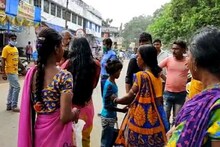 মহিলা পকেটমার! বাসের মধ্যেই হাতেনাতে ধরা পড়তেই মহা শোরগোল