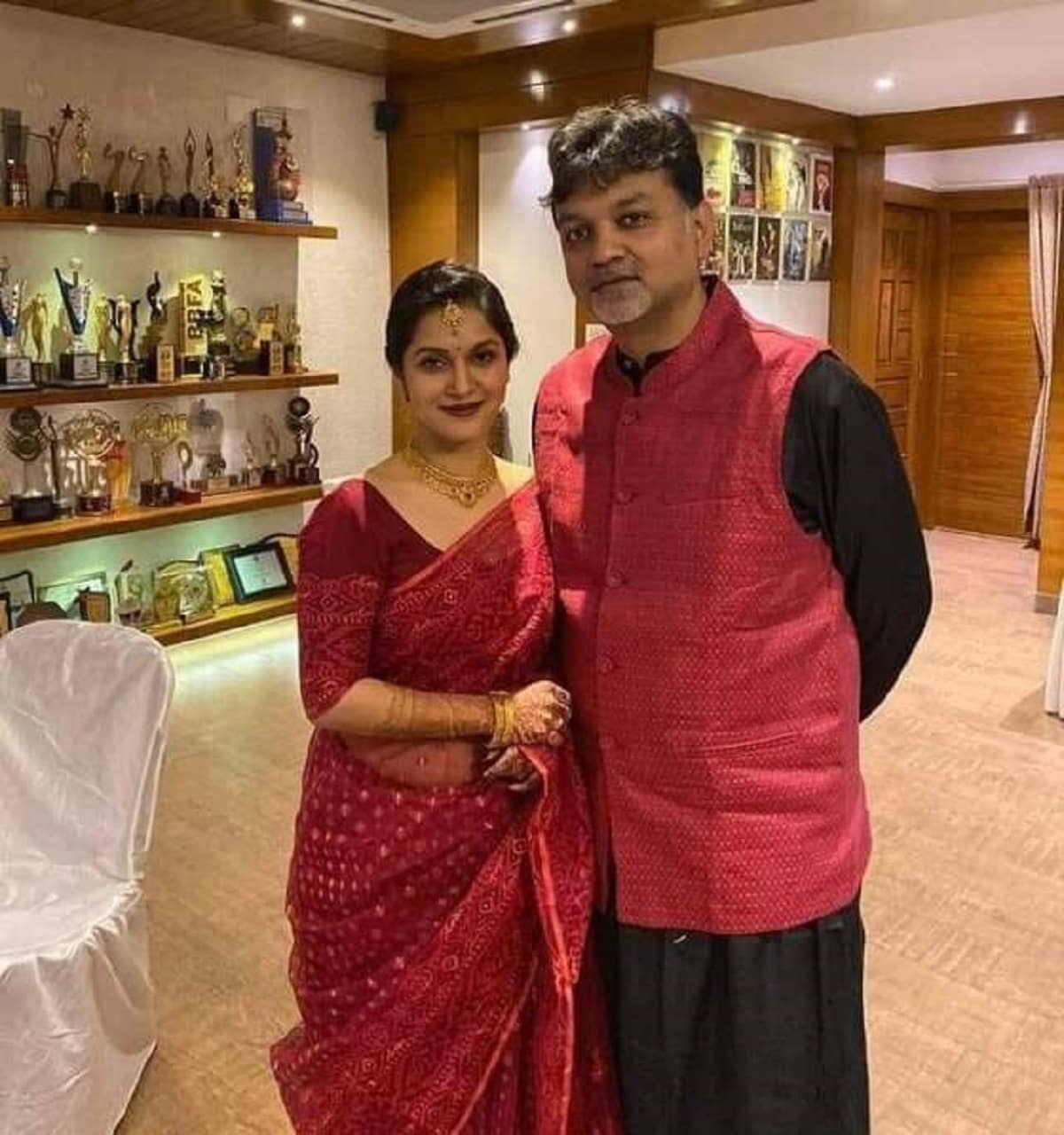 তারপর দু-তিন মাস যেতে না যেতেই দেশে এসে পড়ে করোনা ভাইরাস। সেই ভাইরাসের আক্রমণে কাবু হয়ে পড়ে মানুষ। সকলকে ঘরে আটকা পড়ে যেতে হয়। বন্ধ হয়ে যায় সব বাস, ট্রেন, বিমান। শুরু হয় লকডাউন। ঠিক লকডাউনের আগেই বাংলাদেশ কয়েকদিনের জন্য গিয়েছিলেন মিথিলা। photo source collected তারপর দু-তিন মাস যেতে না যেতেই দেশে এসে পড়ে করোনা ভাইরাস। সেই ভাইরাসের আক্রমণে কাবু হয়ে পড়ে মানুষ। সকলকে ঘরে আটকা পড়ে যেতে হয়। বন্ধ হয়ে যায় সব বাস, ট্রেন, বিমান। শুরু হয় লকডাউন। ঠিক লকডাউনের আগেই বাংলাদেশ কয়েকদিনের জন্য গিয়েছিলেন মিথিলা। photo source collected