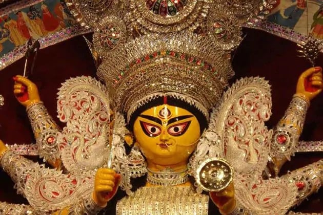 • সামাজিক দূরত্ব বজায় রাখা একটা বড় কাজ। চেষ্টা করবেন বেশি ভিড়ে না যেতে, সবচেয়ে ভালো হয় যদি পাড়ার পুজোর প্যান্ডেলের মধ্যেই সীমাবদ্ধ থাকেন। সেখানে বেশি লোক না থাকলে আপনার পুজোর আমেজটাও পাওয়া হবে আবার সংক্রমনের ভয়ও থাকবে না। • সামাজিক দূরত্ব বজায় রাখা একটা বড় কাজ। চেষ্টা করবেন বেশি ভিড়ে না যেতে, সবচেয়ে ভালো হয় যদি পাড়ার পুজোর প্যান্ডেলের মধ্যেই সীমাবদ্ধ থাকেন। সেখানে বেশি লোক না থাকলে আপনার পুজোর আমেজটাও পাওয়া হবে আবার সংক্রমনের ভয়ও থাকবে না।