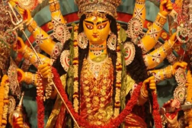 • তবে যারা দূরে যাচ্ছেন তারা অবশ্যই সঙ্গে রাখবেন হ্যান্ড স্যানিটাইজার। সবসময়ের জন্য এটি ব্যবহার করা জরুরি। হ্যান্ড স্যানিটাইজার দিয়ে মাঝে মাঝেই হাত পরিষ্কার করতে থাকুন। দরকার হলে ফ্লাস্কে গরম জল নিয়ে যান। মাঝপথে একবার গার্গেল করে নিতে পারেন। • তবে যারা দূরে যাচ্ছেন তারা অবশ্যই সঙ্গে রাখবেন হ্যান্ড স্যানিটাইজার। সবসময়ের জন্য এটি ব্যবহার করা জরুরি। হ্যান্ড স্যানিটাইজার দিয়ে মাঝে মাঝেই হাত পরিষ্কার করতে থাকুন। দরকার হলে ফ্লাস্কে গরম জল নিয়ে যান। মাঝপথে একবার গার্গেল করে নিতে পারেন।