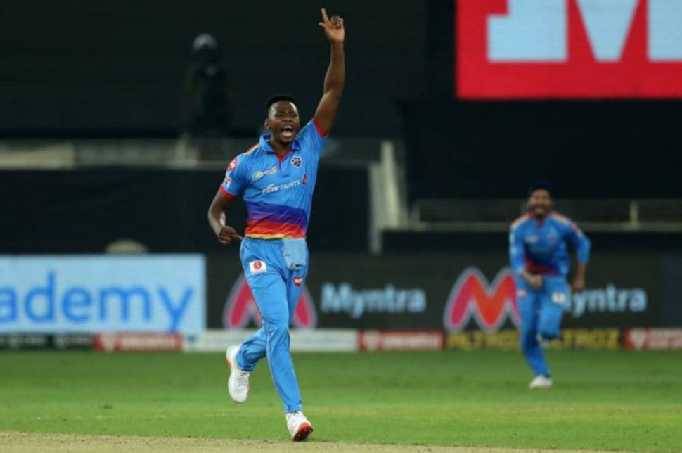 কাগিসিও রাবাদা - দিল্লি ক্যাপিটাল্সের রাবাদা লাগাতার নিজের এক নম্বর জায়গা ধরে রেখেছেন৷ তিনি এখনও অবধি সবচেয়ে বেশি ১২ উইকেট নিয়েছেন৷ তিনি ১২.৭ গড়ে উইকেট নিয়েছেন৷ অর্থাৎ এক উইকেট নেওয়ার জন্য ১২ রান খরচ করেছেন তিনি৷ তাঁর স্ট্রাইকরেট ১০৷ রাবাদার সেরা বোলিং এ পর্যন্ত এক ইনিংসে চার উইকেট৷ কাগিসিও রাবাদা - দিল্লি ক্যাপিটাল্সের রাবাদা লাগাতার নিজের এক নম্বর জায়গা ধরে রেখেছেন৷ তিনি এখনও অবধি সবচেয়ে বেশি ১২ উইকেট নিয়েছেন৷ তিনি ১২.৭ গড়ে উইকেট নিয়েছেন৷ অর্থাৎ এক উইকেট নেওয়ার জন্য ১২ রান খরচ করেছেন তিনি৷ তাঁর স্ট্রাইকরেট ১০৷ রাবাদার সেরা বোলিং এ পর্যন্ত এক ইনিংসে চার উইকেট৷