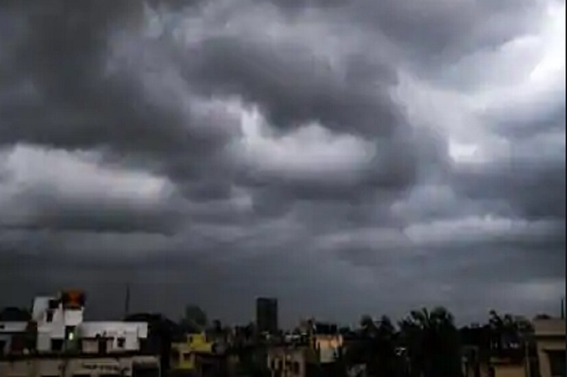 নিম্নচাপের প্রভাব বেশি পড়বে ওড়িশায় । গাঙ্গেয় পশ্চিমবঙ্গের কিছু জেলাতেও এর প্রভাব পড়বে। গাঙ্গেয় পশ্চিমবঙ্গের বেশিরভাগ জেলাতেই মেঘলা আকাশ বিক্ষিপ্তভাবে বৃষ্টির পূর্বাভাস রয়েছে। বজ্রবিদ্যুৎ সহ বৃষ্টির সম্ভাবনা রয়েছে। বাতাসে জলীয় বাষ্প বেশি থাকায় দক্ষিণবঙ্গের জেলাগুলিতে আর্দ্রতাজনিত অস্বস্তি থাকবে। উত্তরবঙ্গে আপাতত ভারী বৃষ্টির সম্ভাবনা নেই। বুধবার সিকিম ও উত্তরবঙ্গে ভারী বৃষ্টির সম্ভাবনা রয়েছে।