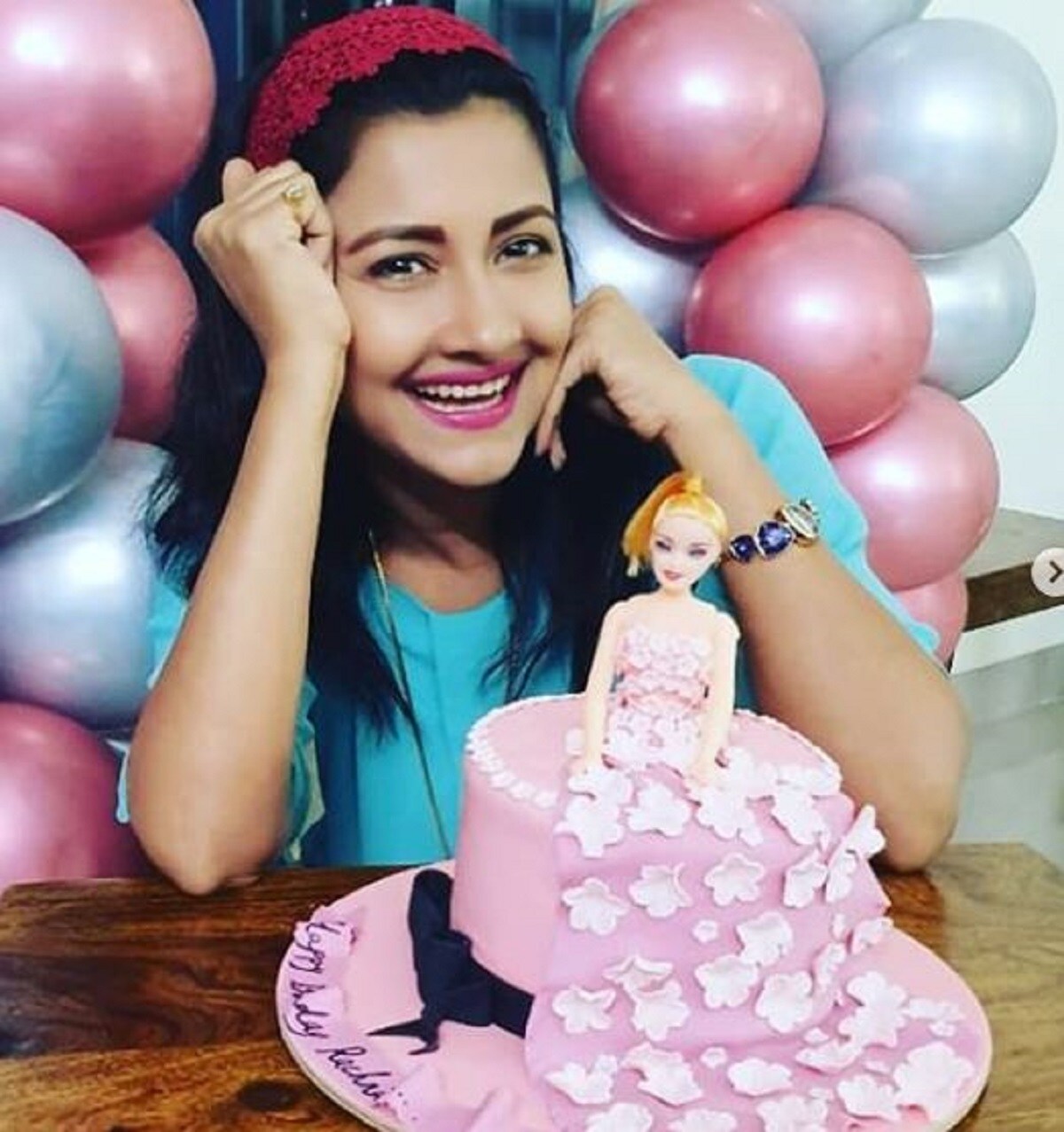 এদিকে রচনা শুধু এই থিমেই সেজেছিলেন তাই নয়৷ টপ ও পাজামা-র কুল লুকে রচনা যেকোনও কিশোরীকে টেক্কা দিচ্ছিলেন৷ Photo- Instagram/ Rachana Banejree এদিকে রচনা শুধু এই থিমেই সেজেছিলেন তাই নয়৷ টপ ও পাজামা-র কুল লুকে রচনা যেকোনও কিশোরীকে টেক্কা দিচ্ছিলেন৷ Photo- Instagram/ Rachana Banejree