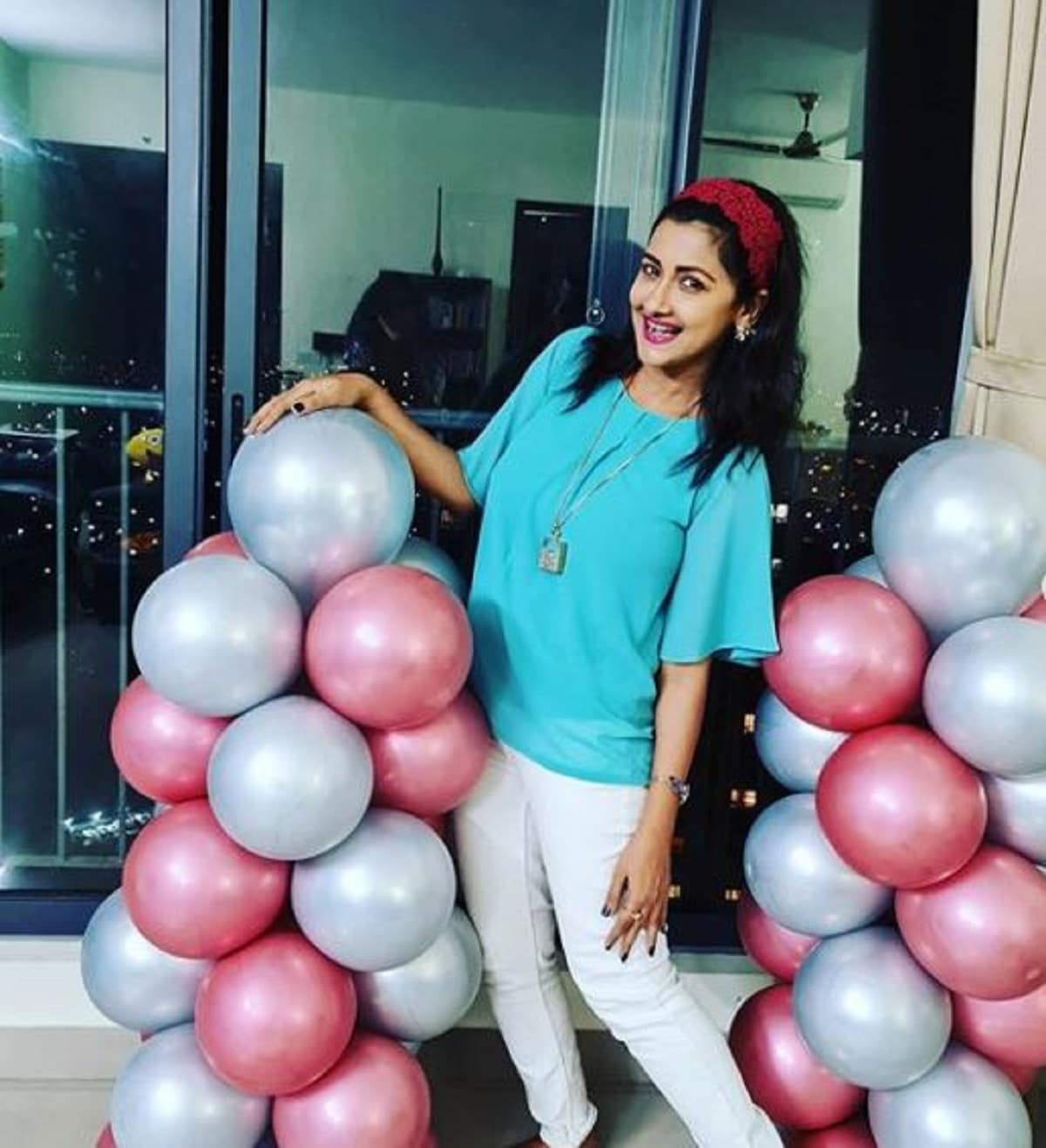 লাস্য নয় একেবারে কৈশোরের ঔজ্জ্বল্য ছিল রচনার চোখে মুখে৷ শুধু শরীর স্লিম রেখে অনেকেই তারুণ্য ধরে রাখতে পারে কিন্তু রচনার চোখে মুখে এখনও যে শুদ্ধতা রয়েছে তাতে অনেক ৪৬ এভাবে হেলায় পার করে যাবেন দিদি নম্বর ওয়ান৷ Photo- Instagram/ Rachana Banejree লাস্য নয় একেবারে কৈশোরের ঔজ্জ্বল্য ছিল রচনার চোখে মুখে৷ শুধু শরীর স্লিম রেখে অনেকেই তারুণ্য ধরে রাখতে পারে কিন্তু রচনার চোখে মুখে এখনও যে শুদ্ধতা রয়েছে তাতে অনেক ৪৬ এভাবে হেলায় পার করে যাবেন দিদি নম্বর ওয়ান৷ Photo- Instagram/ Rachana Banejree