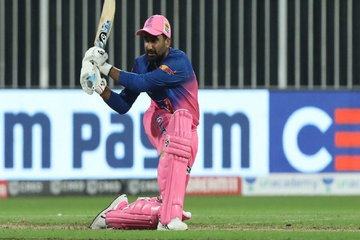 রাহুল তেওটিয়া- এ বারের আইপিএল-এ হরিয়ানার এই ক্রিকেটারের পারফরম্যান্স ইতিমধ্যেই নজর কেড়েছে। ২৭ বছর বয়সী রাজস্থান রয়্যালসের এই অলরাউন্ডার দিন কয়েক আগে এক ওভারে পাঁচটি ছয় মেরে দলকে অবিশ্বাস্য জয় এনে দিয়েছেন। রয়াল চ্যালেঞ্জার্স বেঙ্গালুরুর বিরুদ্ধে শেষ ম্যাচেও নিজের খাতায় আরও তিনটি ছয় যোগ করেছেন। সেদিন ১২ বলে ২৪ রান করেন তিনি। চলতি আইপিএল-এ এখনও পর্যন্ত রাহুলের সংগ্রহ ১১টি ছয়।Photo-IPL রাহুল তেওটিয়া- এ বারের আইপিএল-এ হরিয়ানার এই ক্রিকেটারের পারফরম্যান্স ইতিমধ্যেই নজর কেড়েছে। ২৭ বছর বয়সী রাজস্থান রয়্যালসের এই অলরাউন্ডার দিন কয়েক আগে এক ওভারে পাঁচটি ছয় মেরে দলকে অবিশ্বাস্য জয় এনে দিয়েছেন। রয়াল চ্যালেঞ্জার্স বেঙ্গালুরুর বিরুদ্ধে শেষ ম্যাচেও নিজের খাতায় আরও তিনটি ছয় যোগ করেছেন। সেদিন ১২ বলে ২৪ রান করেন তিনি। চলতি আইপিএল-এ এখনও পর্যন্ত রাহুলের সংগ্রহ ১১টি ছয়।Photo-IPL