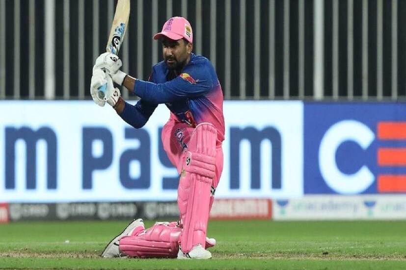 রাহুল তেওটিয়া- এ বারের আইপিএল-এ হরিয়ানার এই ক্রিকেটারের পারফরম্যান্স ইতিমধ্যেই নজর কেড়েছে। ২৭ বছর বয়সী রাজস্থান রয়্যালসের এই অলরাউন্ডার দিন কয়েক আগে এক ওভারে পাঁচটি ছয় মেরে দলকে অবিশ্বাস্য জয় এনে দিয়েছেন। রয়াল চ্যালেঞ্জার্স বেঙ্গালুরুর বিরুদ্ধে শেষ ম্যাচেও নিজের খাতায় আরও তিনটি ছয় যোগ করেছেন। সেদিন ১২ বলে ২৪ রান করেন তিনি। চলতি আইপিএল-এ এখনও পর্যন্ত রাহুলের সংগ্রহ ১১টি ছয়।Photo-IPL 