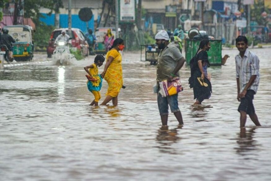 আগামী ৪৮ ঘণ্টা ভারী বৃষ্টি হবে মহারাষ্ট্রের ঘাট এলাকা, কোঙ্কন উপকূল এবং দক্ষিণ গুজরাতে। মৎসবীবীদের সমুদ্রে যেতে বারণ করা হয়েছে আবহাওয়া দফতরের তরফে। দক্ষিণ গুজরাতেও সতর্কতা জারি হয়েছে। আগামী ৪৮ ঘণ্টা ভারী বৃষ্টি হবে মহারাষ্ট্রের ঘাট এলাকা, কোঙ্কন উপকূল এবং দক্ষিণ গুজরাতে। মৎসবীবীদের সমুদ্রে যেতে বারণ করা হয়েছে আবহাওয়া দফতরের তরফে। দক্ষিণ গুজরাতেও সতর্কতা জারি হয়েছে।