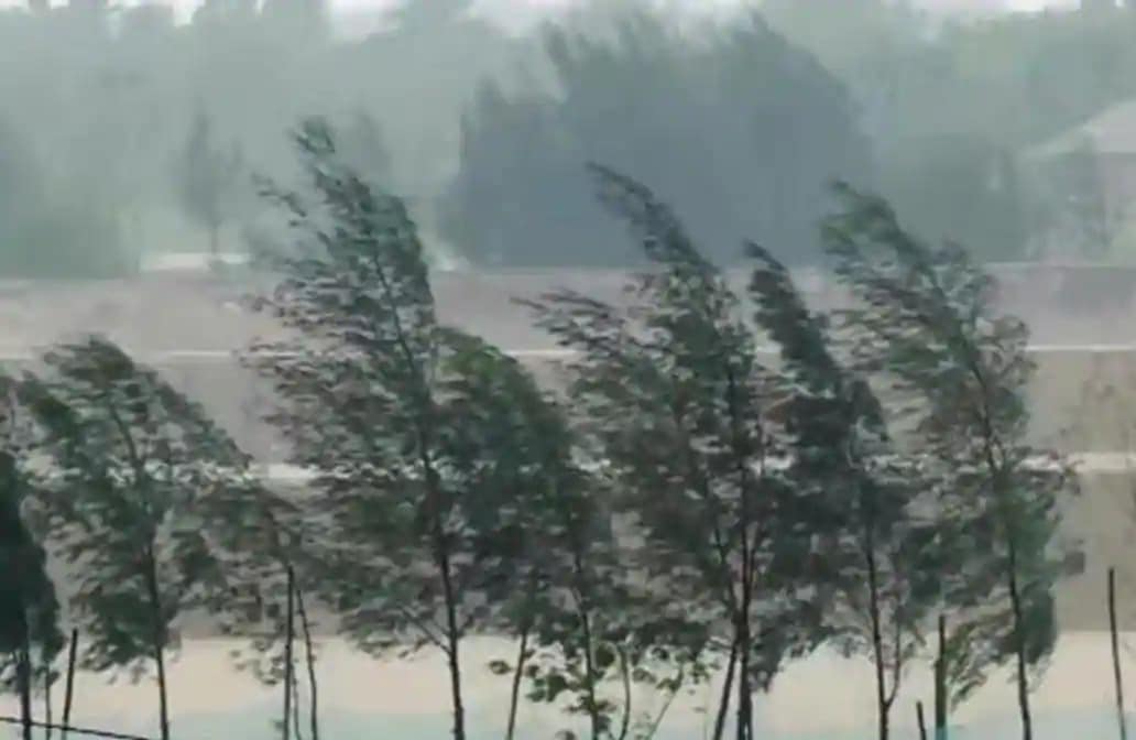 ঘূর্ণাবর্ত রয়েছে লাক্ষাদ্বীপ সংলগ্ন বঙ্গোপসাগর দক্ষিণ-পূর্ব বঙ্গোপসাগর এবং বিহারে। ঘূর্ণিঝড় বুড়েভি শক্তি হারিয়ে গালফ অফ মানারে অবস্থান করছে নিম্নচাপ রূপে। এর প্রভাবে আরও কয়েকদিন বৃষ্টির পূর্বাভাস তামিলনাডু, কেরল, পুদুচেরি ও মাহে-তে। আগামীকাল লাক্ষাদ্বীপে ভারী বৃষ্টির সর্তকতা। আজ ও কাল ভারী বৃষ্টি হবে তামিলনাডু, কেরলে। মৎস্যজীবীদের আজও তামিলনাডু কেরল উপকূলের যেতে নিষেধ করা হয়েছে। ঘূর্ণাবর্ত রয়েছে লাক্ষাদ্বীপ সংলগ্ন বঙ্গোপসাগর দক্ষিণ-পূর্ব বঙ্গোপসাগর এবং বিহারে। ঘূর্ণিঝড় বুড়েভি শক্তি হারিয়ে গালফ অফ মানারে অবস্থান করছে নিম্নচাপ রূপে। এর প্রভাবে আরও কয়েকদিন বৃষ্টির পূর্বাভাস তামিলনাডু, কেরল, পুদুচেরি ও মাহে-তে। আগামীকাল লাক্ষাদ্বীপে ভারী বৃষ্টির সর্তকতা। আজ ও কাল ভারী বৃষ্টি হবে তামিলনাডু, কেরলে। মৎস্যজীবীদের আজও তামিলনাডু কেরল উপকূলের যেতে নিষেধ করা হয়েছে।