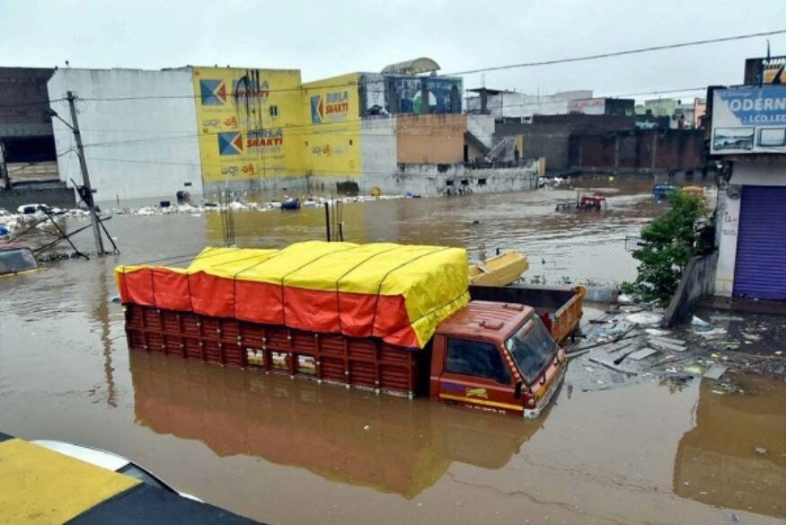 তেলেঙ্গানার উপর দিয়ে যখন নিম্নচাপ যাচ্ছিল তখন তার শক্তি ছিল মারাত্মক। তাই সবচেয়ে ক্ষতিগ্রস্ত তেলাঙ্গানা। সেখানে ৫০ জনের মৃত্যু হয়েছে বৃষ্টির জেরে। মহারাষ্ট্রের দিকে যাওয়ার সময় এটি দুর্বল হয়ে পড়ে। তবে এই নিম্নচাপ উত্তর-পশ্চিমে চলে যাবে এবং আরব সাগরে পৌঁছবে। পরবর্তীতে গুজরাটের উপকূলে বৃষ্টির সম্ভাবনা রয়েছে। এক্ষেত্রে নিম্নচাপ আরও তীব্র হতে পারে বলে আশঙ্কা। দক্ষিণ গুজরাতেও সতর্কতা জারি হয়েছে। তেলেঙ্গানার উপর দিয়ে যখন নিম্নচাপ যাচ্ছিল তখন তার শক্তি ছিল মারাত্মক। তাই সবচেয়ে ক্ষতিগ্রস্ত তেলাঙ্গানা। সেখানে ৫০ জনের মৃত্যু হয়েছে বৃষ্টির জেরে। মহারাষ্ট্রের দিকে যাওয়ার সময় এটি দুর্বল হয়ে পড়ে। তবে এই নিম্নচাপ উত্তর-পশ্চিমে চলে যাবে এবং আরব সাগরে পৌঁছবে। পরবর্তীতে গুজরাটের উপকূলে বৃষ্টির সম্ভাবনা রয়েছে। এক্ষেত্রে নিম্নচাপ আরও তীব্র হতে পারে বলে আশঙ্কা। দক্ষিণ গুজরাতেও সতর্কতা জারি হয়েছে।