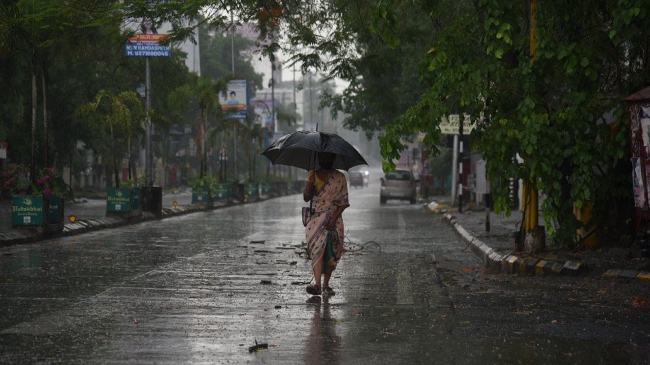 আগামী ৪৮ ঘন্টায় উত্তরবঙ্গে ভারী বৃষ্টির সম্ভাবনা নেই। উত্তরবঙ্গের জেলাগুলিতে বিক্ষিপ্তভাবে বজ্রবিদ্যুৎ-সহ হালকা মাঝারি বৃষ্টির সম্ভাবনা।নিচের দিকে জেলাগুলিতে আদ্রতাজনিত অস্বস্তি বেশি থাকবে। আগামী ৪৮ ঘন্টায় উত্তরবঙ্গে ভারী বৃষ্টির সম্ভাবনা নেই। উত্তরবঙ্গের জেলাগুলিতে বিক্ষিপ্তভাবে বজ্রবিদ্যুৎ-সহ হালকা মাঝারি বৃষ্টির সম্ভাবনা।নিচের দিকে জেলাগুলিতে আদ্রতাজনিত অস্বস্তি বেশি থাকবে।